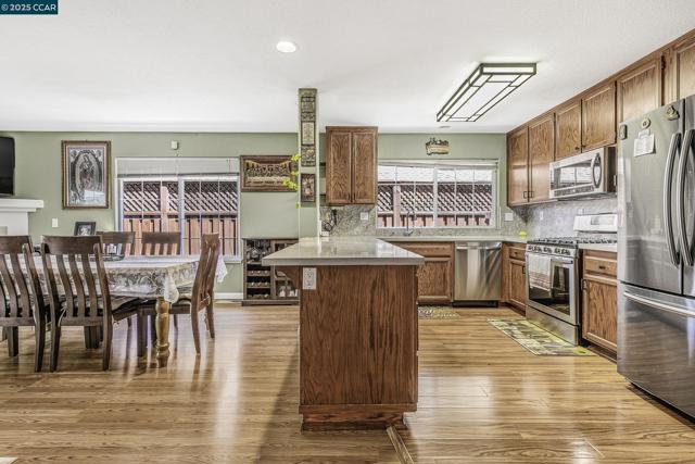 1795 Walnut Creek Dr, Santa Rosa CA: https://media.crmls.org/mediaz/2e189c66-02ba-4dbb-b697-3c46d2316e9d.jpg