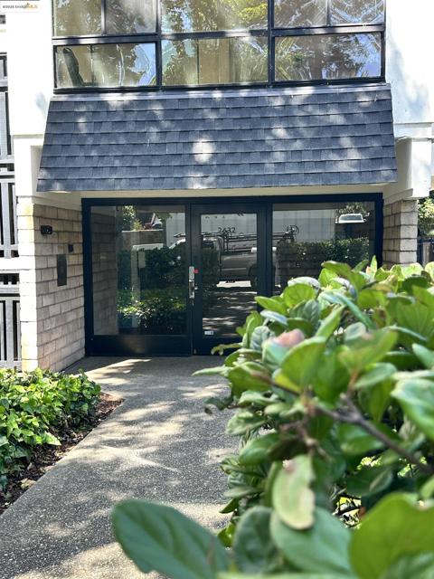 2632 Warring St, Berkeley CA: https://media.crmls.org/mediaz/2e18e0ab-c63c-423e-8efa-723020401505.jpg