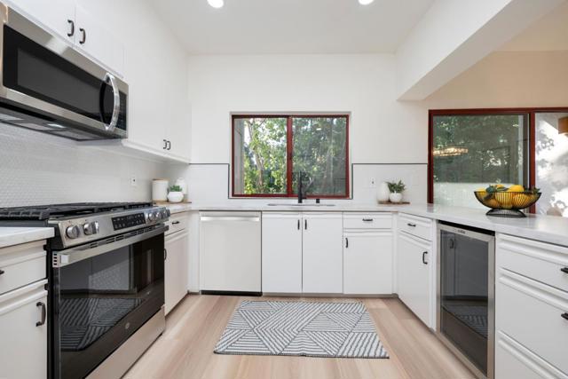 10 9th Avenue, San Mateo CA: https://media.crmls.org/mediaz/2e19356d-544e-4a0b-a43a-f6552991f214.jpg