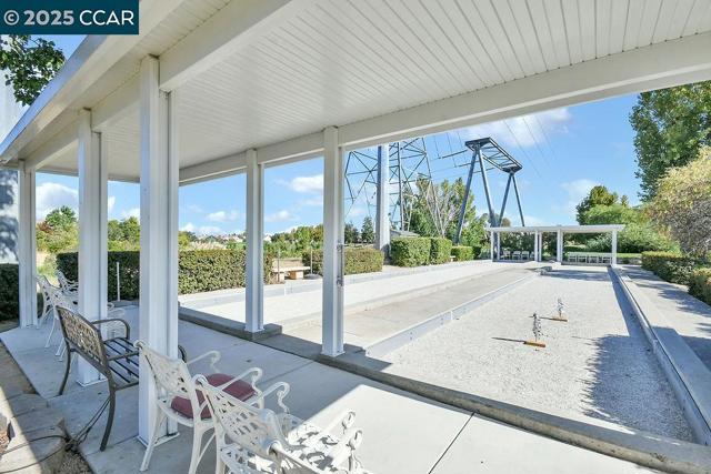 290 Black Amber Way, Brentwood CA: https://media.crmls.org/mediaz/2e19b538-3b2a-4293-938e-ab022bc6ab14.jpg