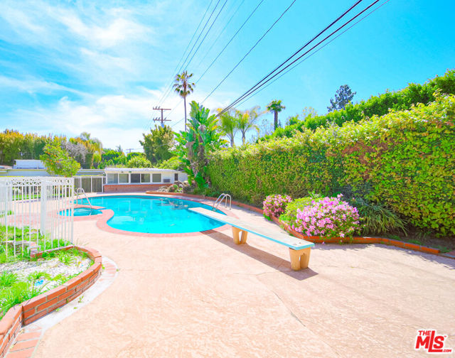 525 N Rexford Drive, Beverly Hills CA: https://media.crmls.org/mediaz/2e19f811-ced6-483c-b044-b7b9bfccb8ca.jpg