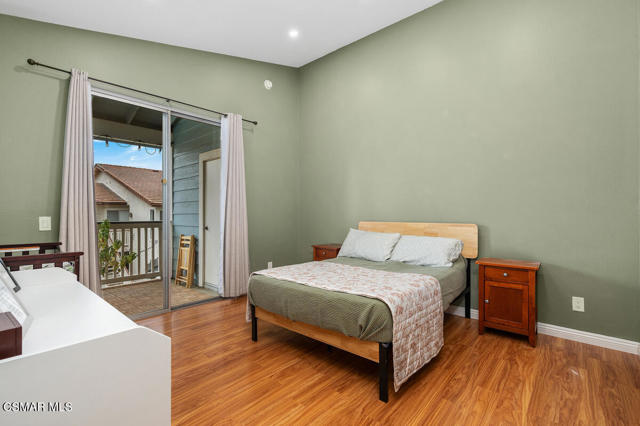 2414 Pleasant Way, Thousand Oaks CA: https://media.crmls.org/mediaz/2e1a736d-0733-4ef8-b2de-52efb89ca419.jpg