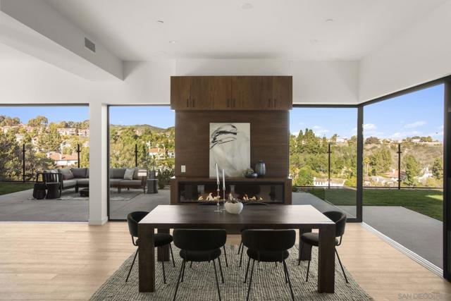 2448 Sagebrush Ct, La Jolla CA: https://media.crmls.org/mediaz/2e1af948-4762-4887-b69e-c04366db81a5.jpg