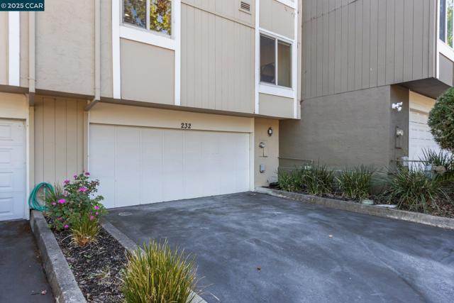 232 Jewel Terrace, Danville CA: https://media.crmls.org/mediaz/2e1b08c7-65d4-4aa1-a248-5c9496c3b6a1.jpg