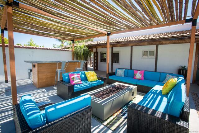 1047 Highland Dr, Del Mar CA: https://media.crmls.org/mediaz/2e1b181d-69bc-48b8-82cc-244d78432e80.jpg