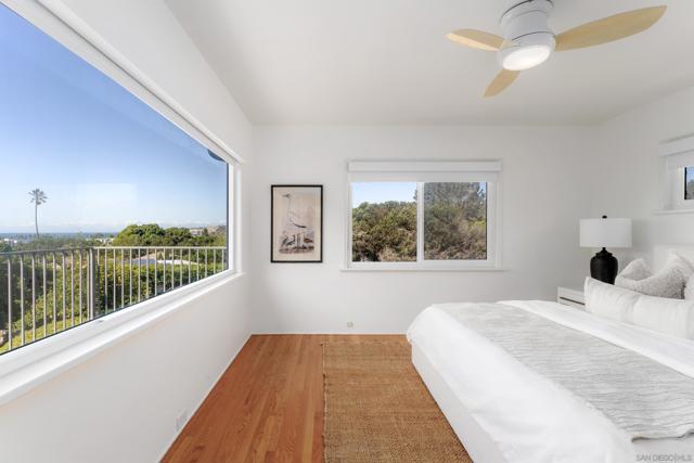 7850 Roseland Dr, La Jolla CA: https://media.crmls.org/mediaz/2e1b7540-0790-4b83-b7ed-e46020ed5730.jpg