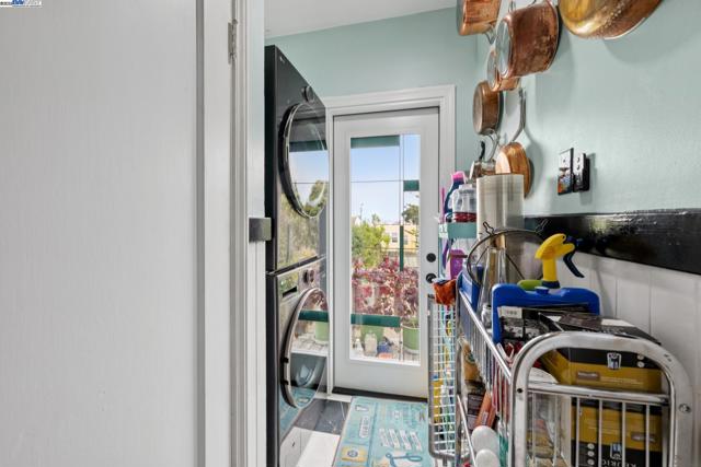 658 30Th Ave, San Francisco CA: https://media.crmls.org/mediaz/2e1ba12b-eeed-4d7e-8863-d0a45ece0f7b.jpg