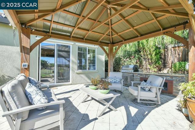 2560 Risebridge Ct, Brentwood CA: https://media.crmls.org/mediaz/2e1bb852-4f21-4b07-a5e7-959cf7fd0ead.jpg