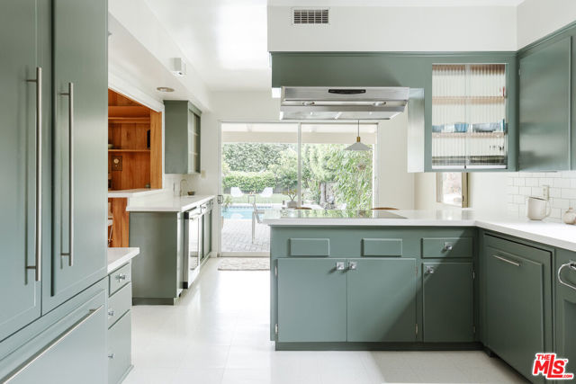 4110 Pine Avenue, Long Beach CA: https://media.crmls.org/mediaz/2e1f806d-e967-454f-814f-963d1f1ebb34.jpg