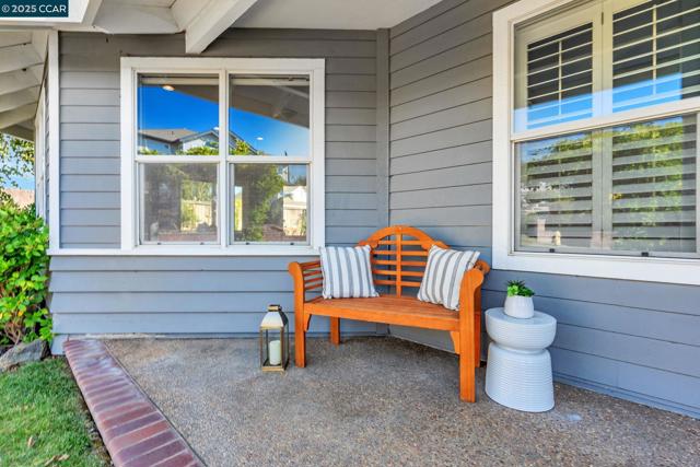 300 Saint Augustine Ct, Benicia CA: https://media.crmls.org/mediaz/2e1f8fa9-6db3-4ef8-bb94-eeb8dc53f33b.jpg