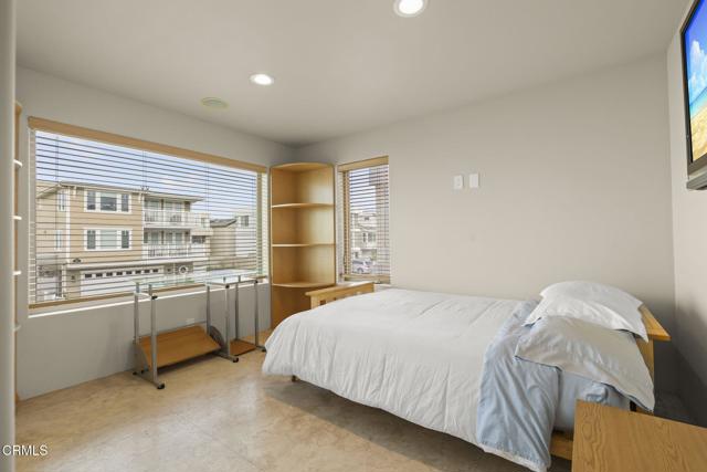 3629 Ocean Drive, Oxnard CA: https://media.crmls.org/mediaz/2e1f94c0-4838-4bc3-93dd-ee9e6d19259b.jpg