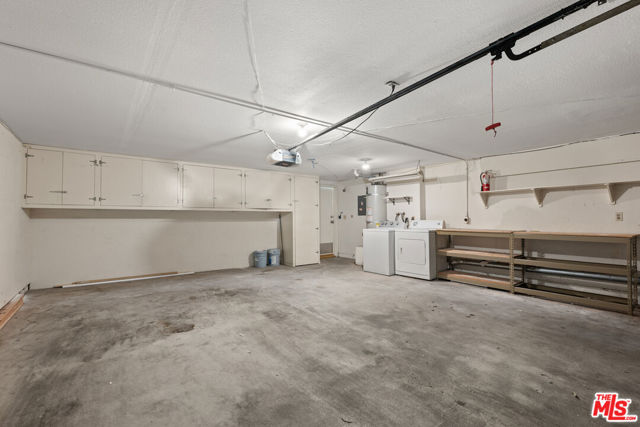 6021 Lindley Avenue, Tarzana CA: https://media.crmls.org/mediaz/2e1fdaaa-5598-49a9-aa3c-273e7994eae3.jpg