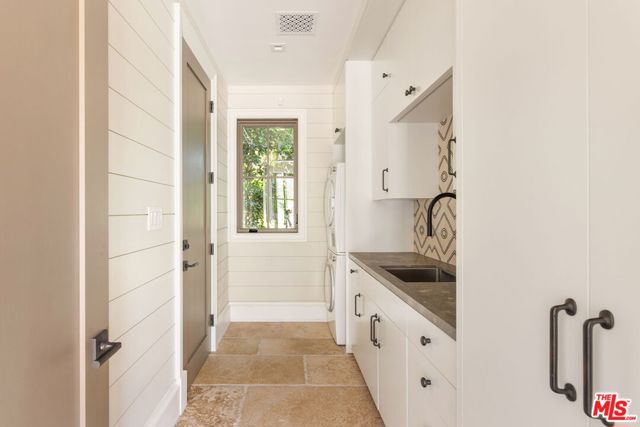 937 & 935 Las Lomas Avenue, Pacific Palisades CA: https://media.crmls.org/mediaz/2e1fe5de-0842-4299-9916-aad971602650.jpg