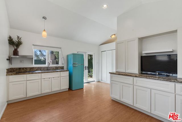 5705 Sunnyslope Avenue, Valley Glen CA: https://media.crmls.org/mediaz/2e21a851-3d50-41aa-84ef-ebceed101c29.jpg