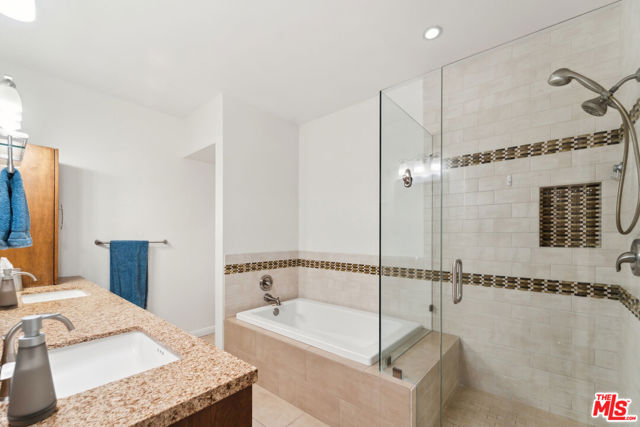 11737 Darlington Avenue, Los Angeles CA: https://media.crmls.org/mediaz/2e225d52-07fb-4304-91d2-e97bd6948c3a.jpg