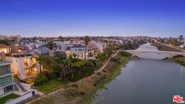4115 Roma Court, Marina del Rey CA: https://media.crmls.org/mediaz/2e22648c-e647-489f-a36e-28a8f9c837dd.jpg