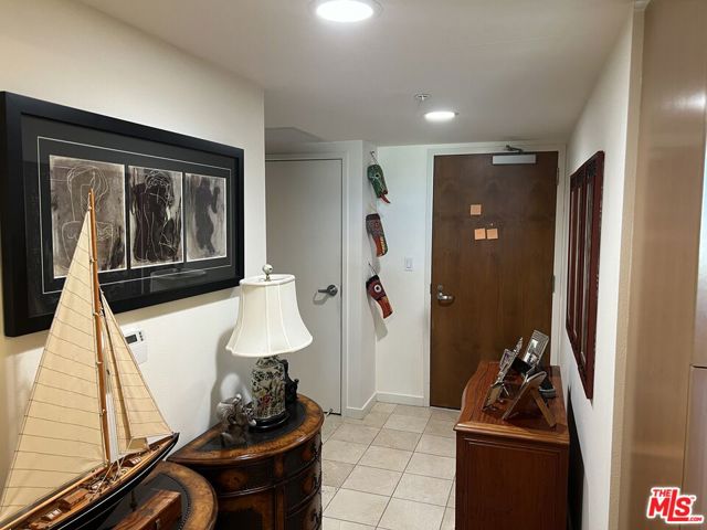 13700 Marina Pointe Drive, Marina del Rey CA: https://media.crmls.org/mediaz/2e226ea7-ea43-4467-8462-a1a3502b4c5d.jpg