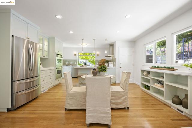 38 La Salle Ave, Piedmont CA: https://media.crmls.org/mediaz/2e229d42-acf7-4471-9384-c37b691bf7e3.jpg