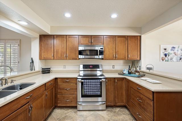 340 Vista Royale Drive, Palm Desert CA: https://media.crmls.org/mediaz/2e22e57a-c96e-42ab-8cb6-f3dd8e11225b.jpg