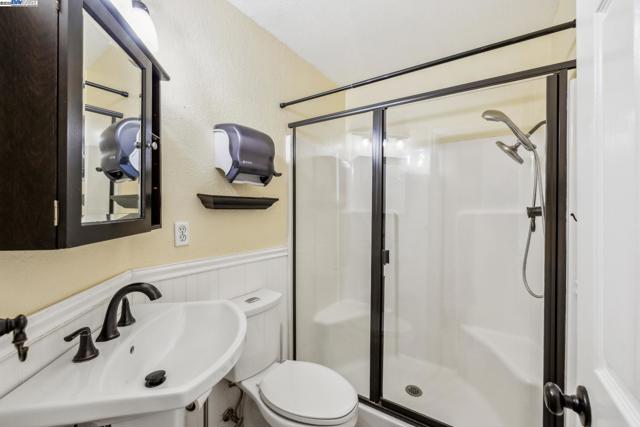1005 Wood Thrush Ln, Tracy CA: https://media.crmls.org/mediaz/2e22e624-0461-4d7c-9db0-7be954f7e157.jpg