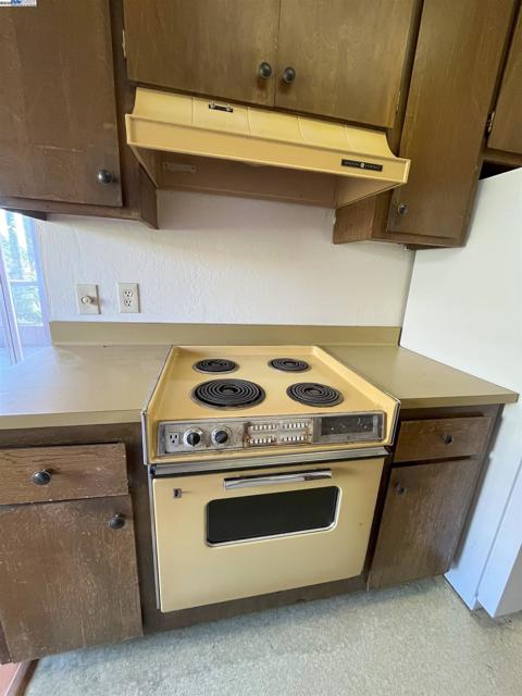 3751 Harrison St, Oakland CA: https://media.crmls.org/mediaz/2e2328cf-282c-4442-872c-691571c6fc00.jpg