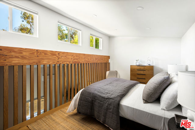 3375 Coldwater Canyon Avenue, Studio City CA: https://media.crmls.org/mediaz/2e23e963-70e7-4bd9-8b39-ada70ae1aba0.jpg