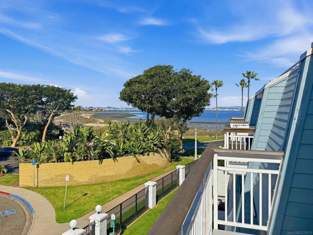 22 Montego Ct, Coronado CA: https://media.crmls.org/mediaz/2e24d317-2423-4080-916b-5514cbfccab2.jpg
