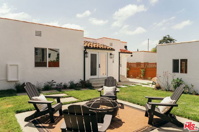 1237 S Curson Avenue, Los Angeles CA: https://media.crmls.org/mediaz/2e258959-68c6-4aba-b077-237323bb9abb.jpg