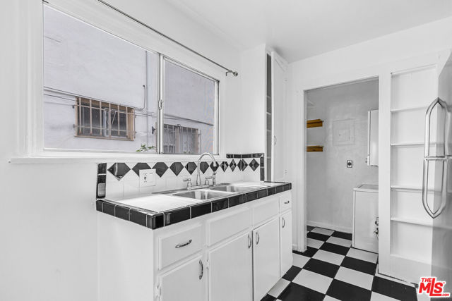 5918 1/2 Willoughby Avenue, Los Angeles CA: https://media.crmls.org/mediaz/2e25c405-2c01-4541-96fe-7ae3120cdb67.jpg
