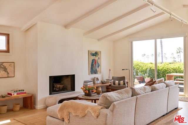 29500 Heathercliff Road, Malibu CA: https://media.crmls.org/mediaz/2e265022-2393-4ee6-ae51-09877209aa2d.jpg