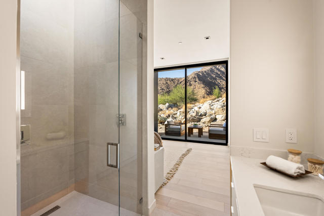 2085 Desert Flower Court, Palm Springs CA: https://media.crmls.org/mediaz/2e26f13c-cf0d-41c7-a6fb-d08fb6de09a6.jpg