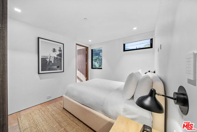 18954 Pacific Coast Highway, Malibu CA: https://media.crmls.org/mediaz/2e2705d6-d961-4c38-a66d-7b5746c02217.jpg