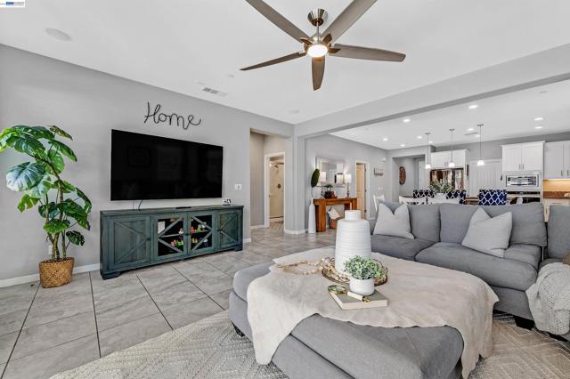 1589 Friendly St, Manteca CA: https://media.crmls.org/mediaz/2e27440e-b0ee-4e6d-8bf9-3b1292c8ac26.jpg