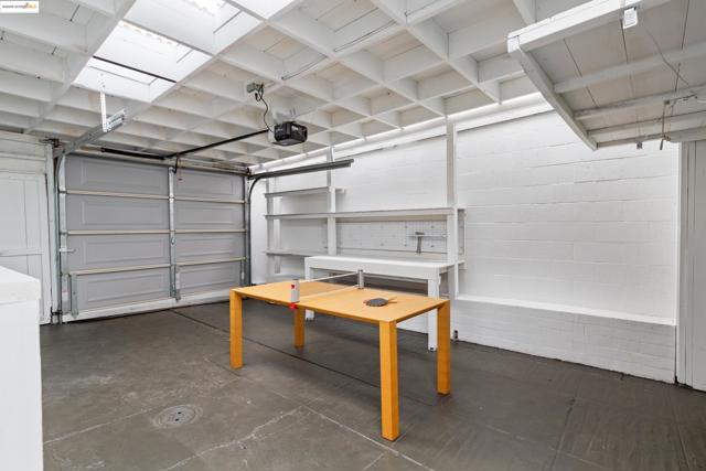 1539 E 38Th St, Oakland CA: https://media.crmls.org/mediaz/2e281c47-62d9-4c49-b40e-bfdb907644a1.jpg