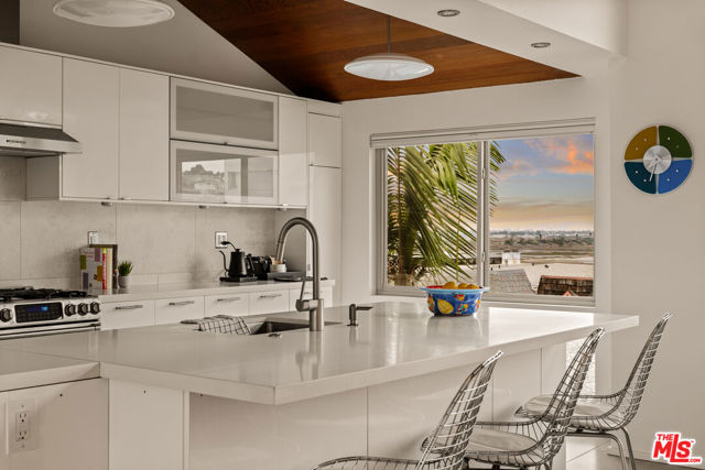 6624 Vista Del Mar, Playa del Rey CA: https://media.crmls.org/mediaz/2e285201-f7f9-4ac8-a6cb-645a12029d5a.jpg