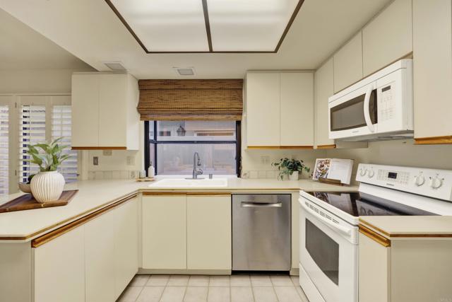 Detail Gallery Image 7 of 22 For 13025 Avenida Marbella, San Diego,  CA 92128 - 2 Beds | 2 Baths