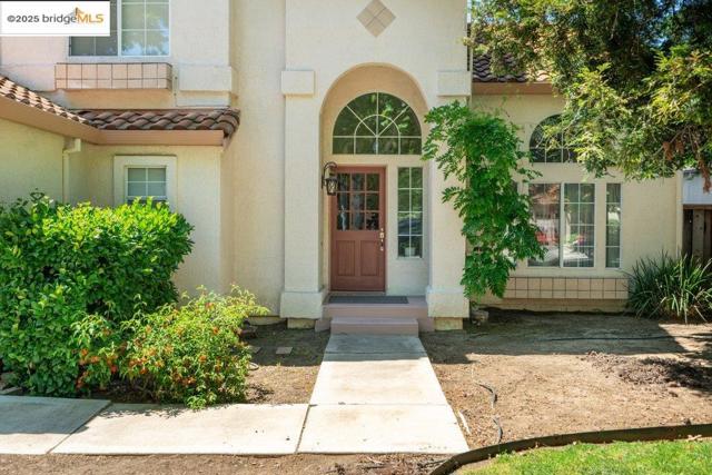 1281 Sea Vista Dr, Brentwood CA: https://media.crmls.org/mediaz/2e28c98f-3ba6-4f38-90b4-7acd9efc922c.jpg