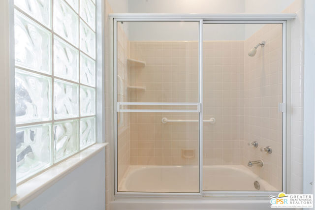 Image 28 of 52 For 77553 Carinda Court