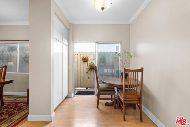 2405 34th Street, Santa Monica CA: https://media.crmls.org/mediaz/2e29a8c2-e478-44e6-9e10-59949a4a0a9a.jpg