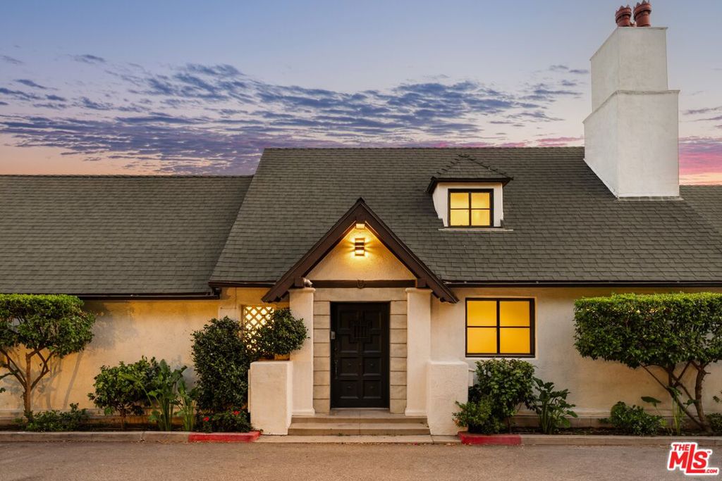 8856 Appian Way — Traditional