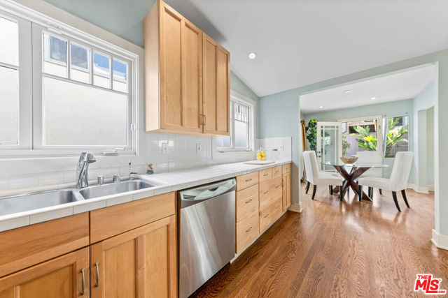 607 Ashland Avenue, Santa Monica CA: https://media.crmls.org/mediaz/2e29e302-d3e6-43d6-98ef-54cb4a75be7c.jpg