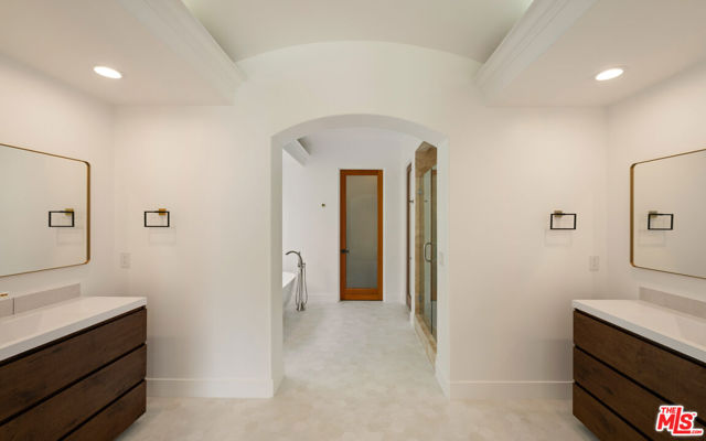 139 Westwind Mall, Marina del Rey CA: https://media.crmls.org/mediaz/2e2a9d11-5fa0-4729-bb42-5e811c307a4d.jpg