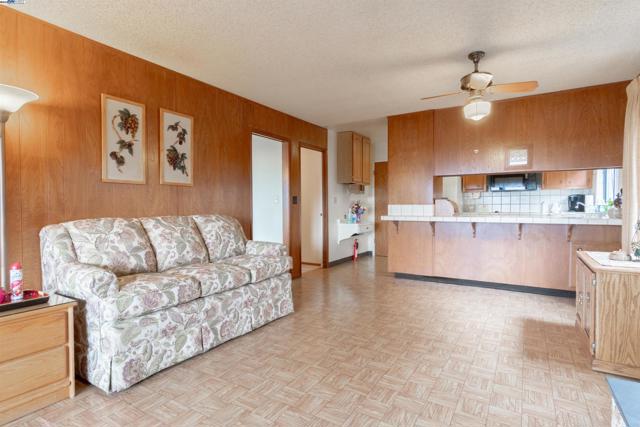 2177 Hillside Cir, San Leandro CA: https://media.crmls.org/mediaz/2e2af2ae-f920-46c6-9522-200fd998f96e.jpg
