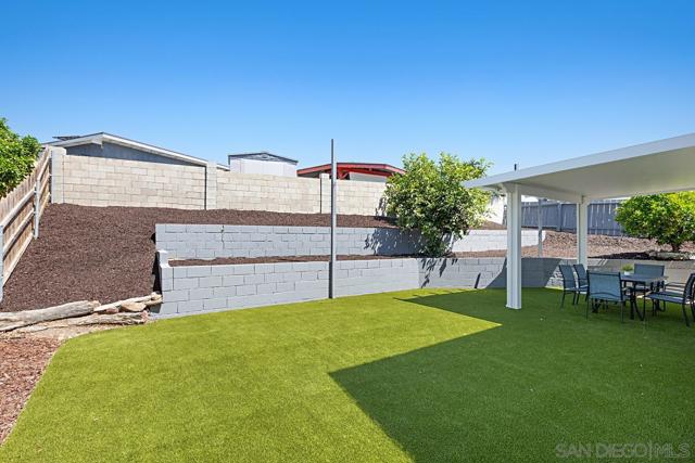 560 Deep Dell Rd, San Diego CA: https://media.crmls.org/mediaz/2e2b1d98-3745-4ed6-b265-db645d7198a3.jpg