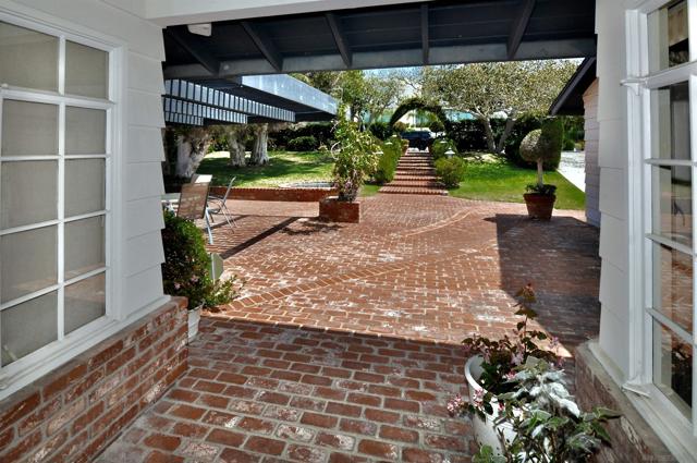 8294 Prestwick Dr, La Jolla CA: https://media.crmls.org/mediaz/2e2b9045-8bec-4908-bc48-f8c5e36bf2da.jpg