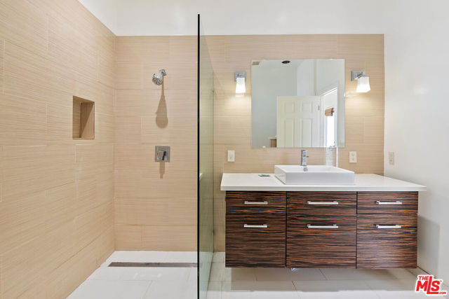 1710 Santa Paula Place, Glendale CA: https://media.crmls.org/mediaz/2e2ba799-4bde-4663-8fd4-259579dee513.jpg