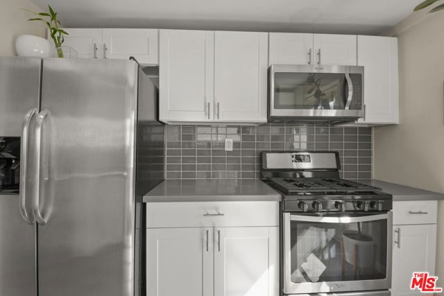 1656 S Rimpau Boulevard, Los Angeles CA: https://media.crmls.org/mediaz/2e2c08c6-729f-4cfc-b8aa-72191af0550c.jpg