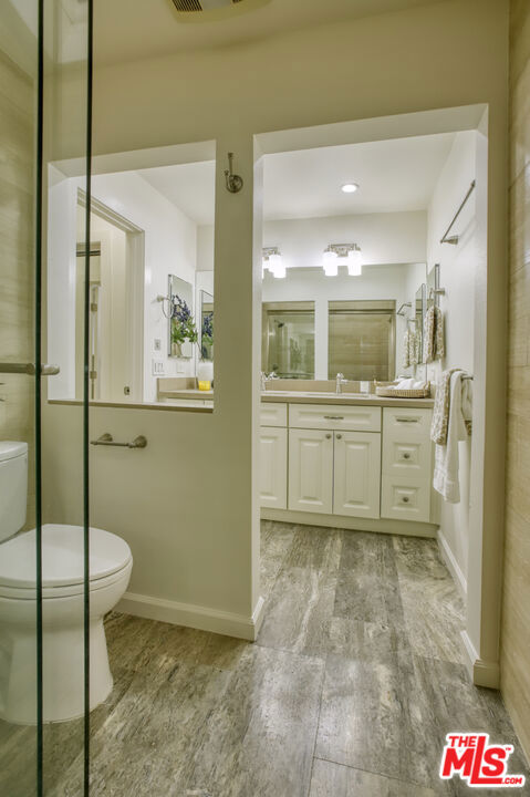 426 S Swall Drive, Beverly Hills CA: https://media.crmls.org/mediaz/2e2c8c60-db07-42aa-a5a9-f4bc5d7d3dad.jpg