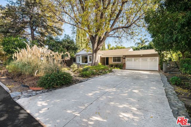4538 Lemp Avenue, Studio City CA: https://media.crmls.org/mediaz/2e2cd0ae-b844-4e2b-87f6-f8b3f7e7d3f9.jpg