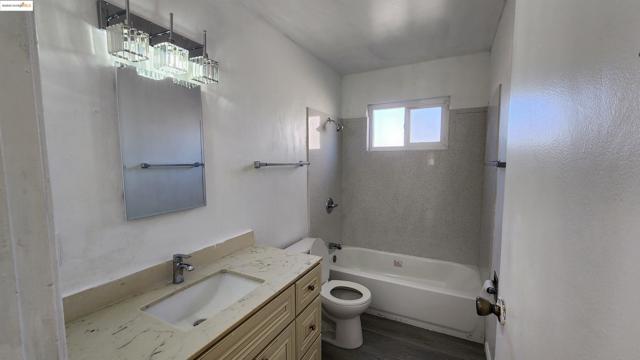 9220 Bancroft Ave, Oakland CA: https://media.crmls.org/mediaz/2e2d6a59-dd54-47b6-a3ec-ff2640eeeb8e.jpg